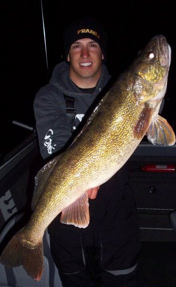 32.75 inch walleye May 2011
